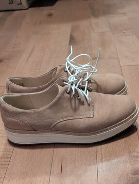 Clarks Suede Lace Up Shoe. Barely Worn.